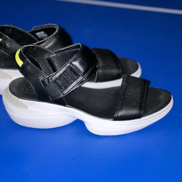 Sorel sandals like new - black - size 9 - Picture 2 of 5